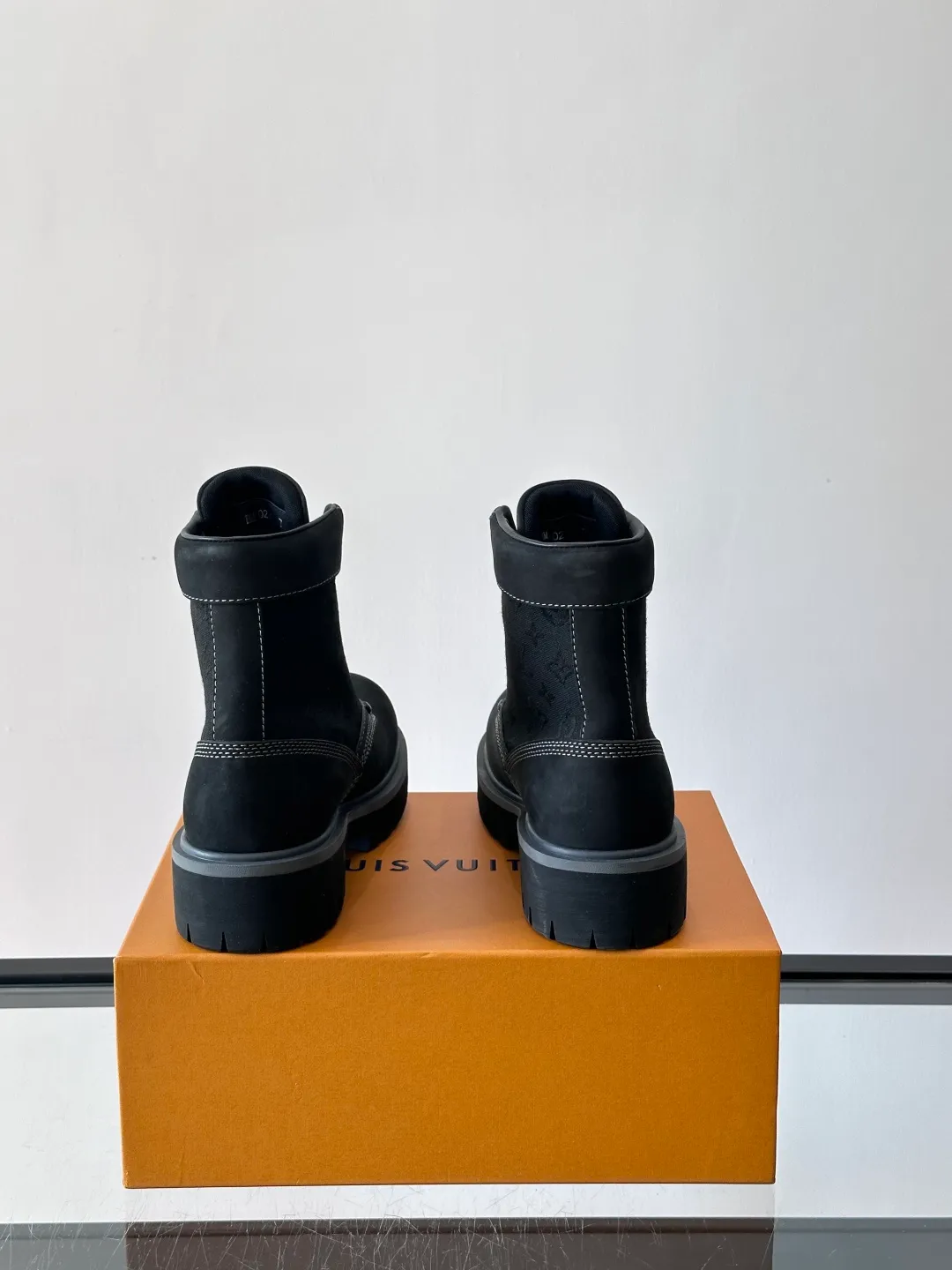[L Home] Top P: 920💰 Size: 39-44 (45 can be customized) LOUIS VUITTON Louis Vuitton ss25 LV Donkey brand new thick-soled lace-up big-toe shoes men's casual shoes high-top short boots. These boots are crafted from top-grain calf leather for a lightweight and comfortable fit. The thick EVA outsole is embellished with eye-catching ridges, and the trendy attitude of being both strong and soft makes it an everyday choice. ✔Upper: imported first-layer cowhide ✔Lining: cowhide ✔Outsole: original molded outsole Size: 39-45